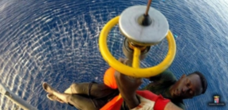 La marina italiana intenta rescatar a uno de los muchos inmigrantes naufragados en las aguas del mar Mediterráneo. / EFE