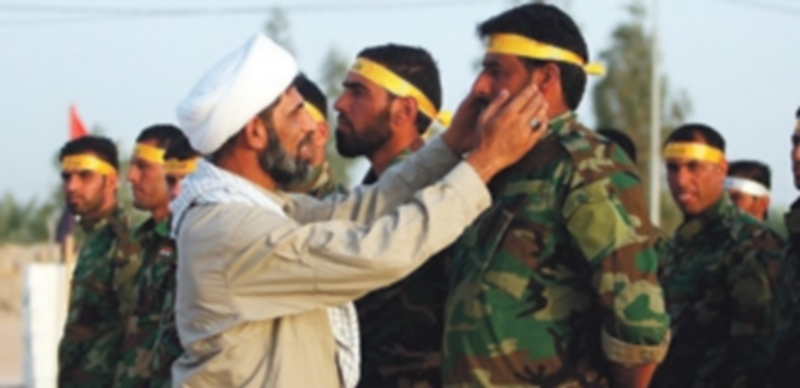 Integrantes de la milicia chiíta iraquí participan en un entrenamiento con las fuerzas armadas del país en la ciudad de Nikheb