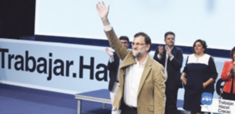 Mariano Rajoy saluda a los asistentes que acudieron al acto que el Partido Popular ofreció ayer en Toledo. / EFE