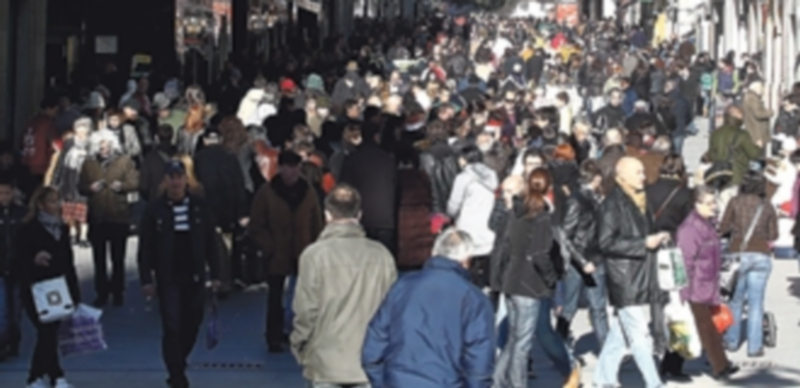 Las calles comerciales comienzan a llenarse de ciudadanos realizando las compras de Navidad. / Europa Press