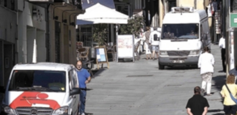 La Calle Real acoge muchos de los negocios de Segovia. / Juan Martín