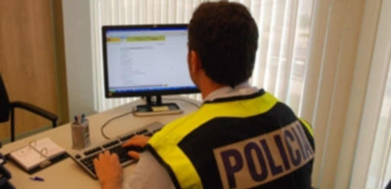 Un policía nacional rastrea por Internet en busca de alguna posible incidencia en relación con la pederastia. / E. Press