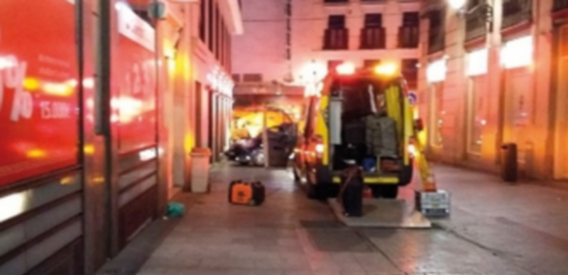 Detienen al presunto autor de la muerte de un joven en una reyerta 1 Los servicios sanitarios acuden al lugar de la reyerta en el centro de Madrid. / Efe