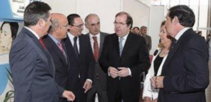 Herrera y Sáez saludan a los consejeros de Cataluña y Aragón (a la izda). / Ical