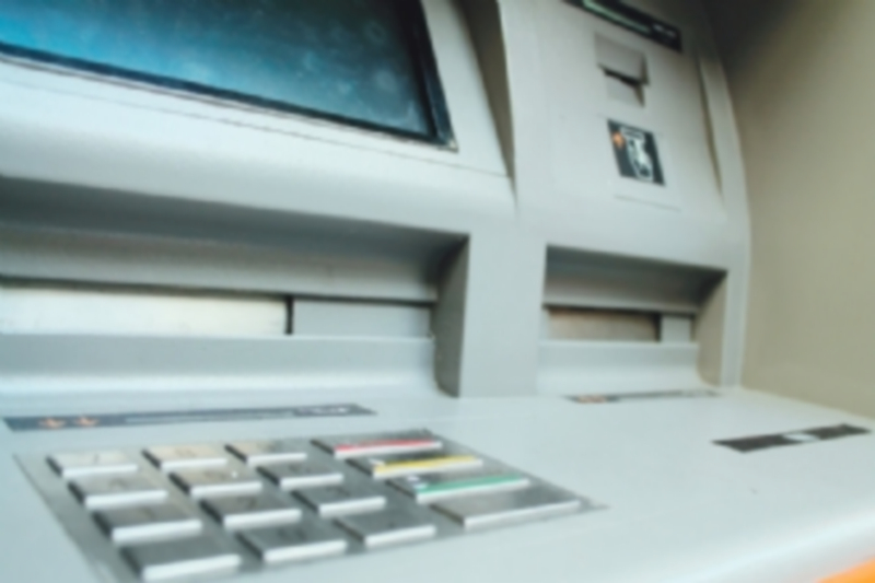 Retirar efectivo en el cajero de otro banco debe tener una sola comisión 1 Hasta ahora eran las entidades las que imponían una comisión a los no clientes de entre 0