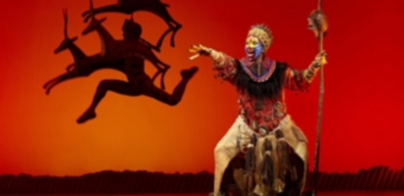 Hasta 130 personas de 14 nacionalidades diferentes participan diariamente en las dos funciones que acoge el Teatro Lope de Vega