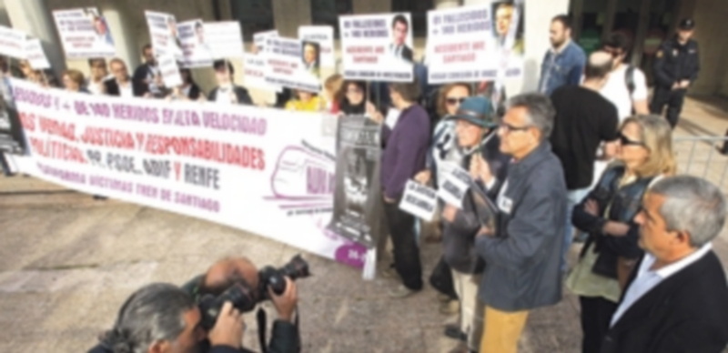 Víctimas de la tragedia ferroviaria del tren Alvia se manifestaron ante los juzgados de la capital gallega. / Efe