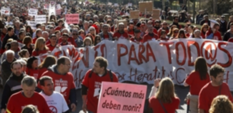 Varios centenares de personas se manifestaron hasta el Palacio de la Moncloa. / EFE