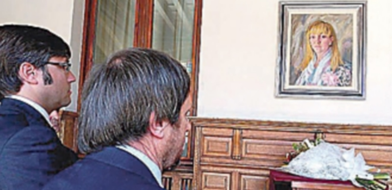 Miembros de la Diputación leonesa recuerdan a Isabel Carrasco. / E. P.