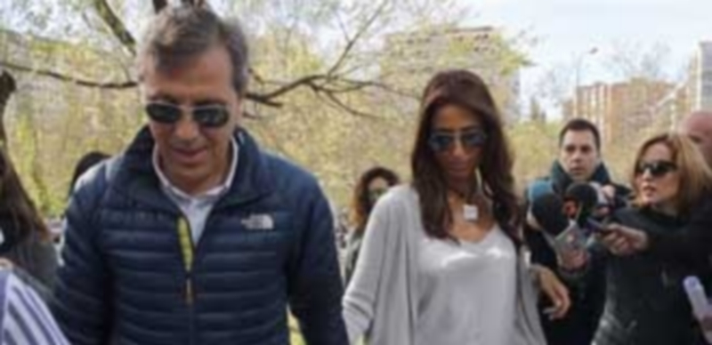 Paco González nunca se reunió a solas con la agresora de su mujer 1 Paco González y su esposa Maite a su llegada a la Audiencia de Madrid. / E.P.