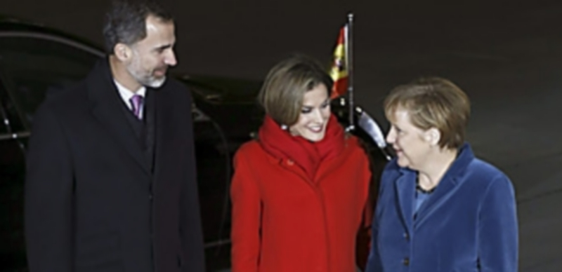 Los reyes charlan con la canciller alemana
