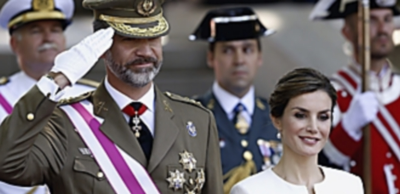 Felipe VI y la Reina Letizia saludaron respetuosamente a todas las tropas que desfilaron frente a ellos