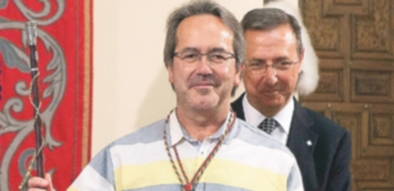 Francisco Guarido posa con el bastón y la medalla como nuevo alcalde. / Efe