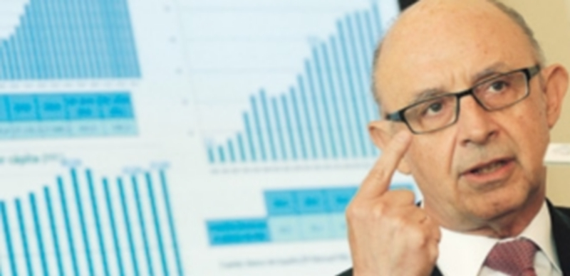 Montoro avanza nuevas bajadas del IRPF pero no ve margen para el IVA 1 El titular de la cartera de Hacienda participó en el curso ‘El nuevo modelo de desarrollo’ celebrado en Santander. / EFE