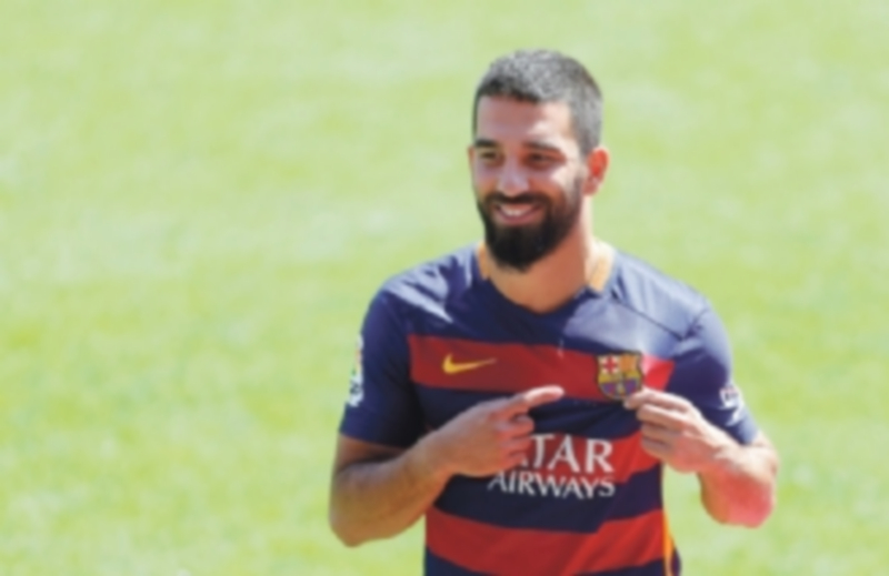 Arda Turan posa sobre el césped del Camp Nou con la elástica blaugrana