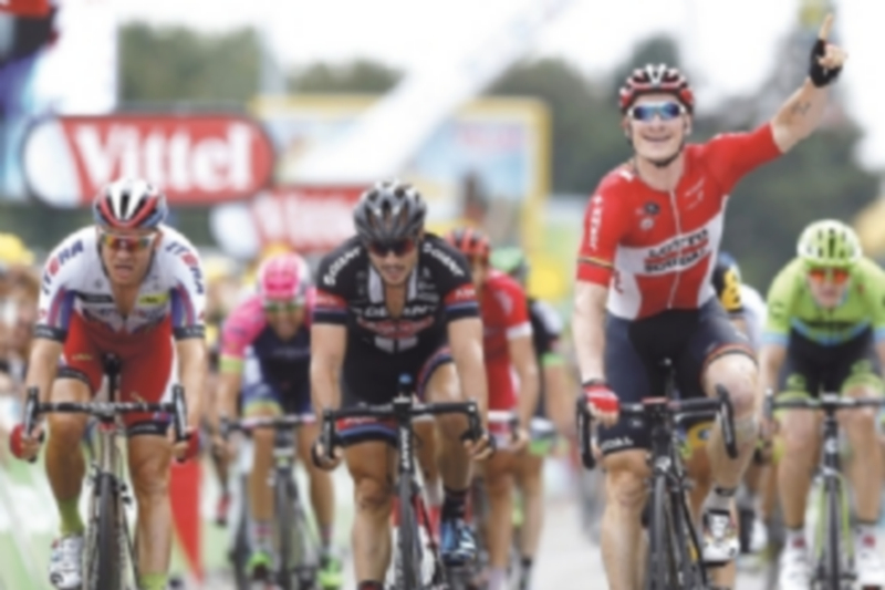 Adnré Greipel arrancó sus potentes piernas a falta de 300 metros para la meta y volvió a imponerse por velocidad al resto de sprinters de la competición. / EFE