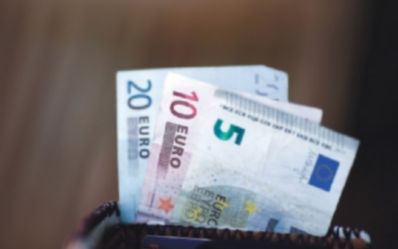 España vuelve a cobrar por emitir deuda pública en bonos a 3 meses 1 El Tesoro esperaba captar entre 3.500 y 4.500 millones de euros. / Europa Press