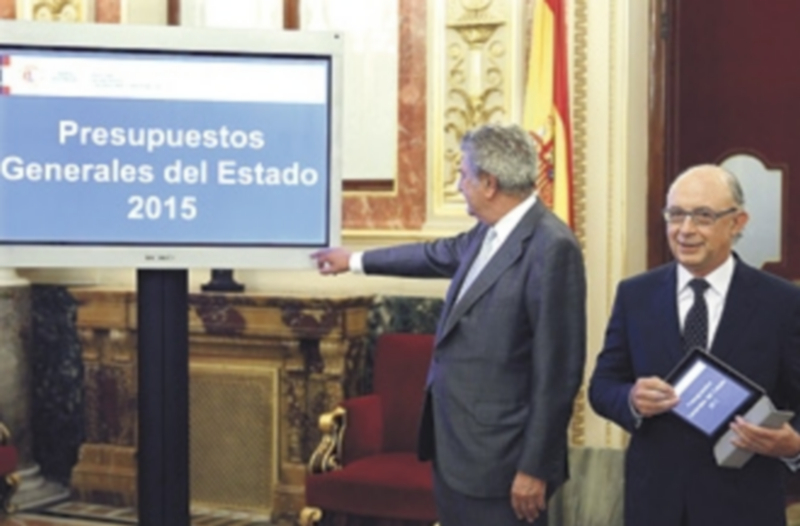 Montoro entregó al presidente del Congreso el proyecto de ley de los PGE. / Efe