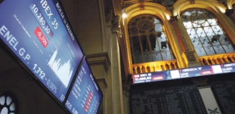 Un panel informativo de la bolsa de Madrid muestra la evolución del Ibex 35. / Efe