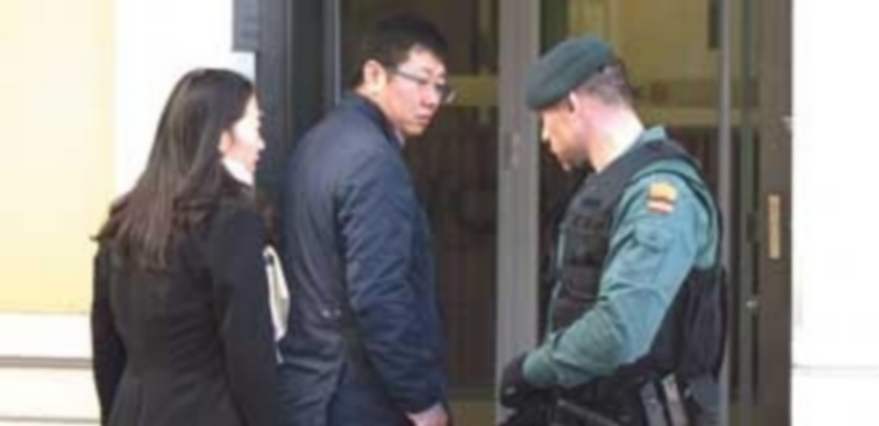 Del ‘Todo a 100’ a cercar al gigante bancario chino 1 Un agente de la Guardia Civil controla la entrada a la sede del banco chino ICBC