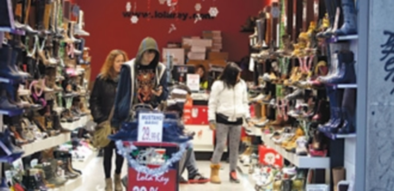 Los adornos y las rebajas en los precios son dos de los métodos para atraer clientes durante las navidades. / Europa Press