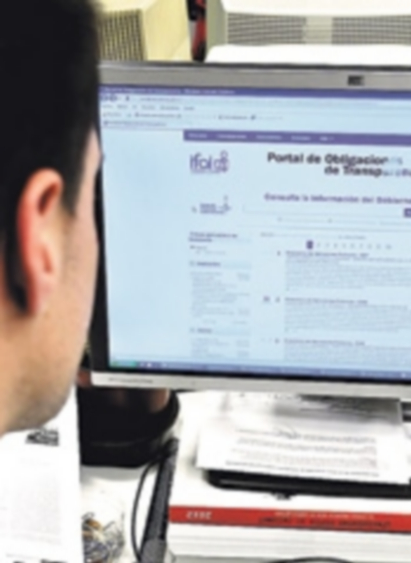 Un joven consulta la web de la transparencia puesta en marcha ayer. / Juan Martín