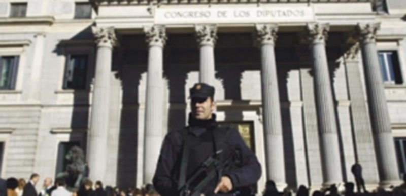 Un Policía Nacional aguarda a la puerta del Congreso de los Diputados