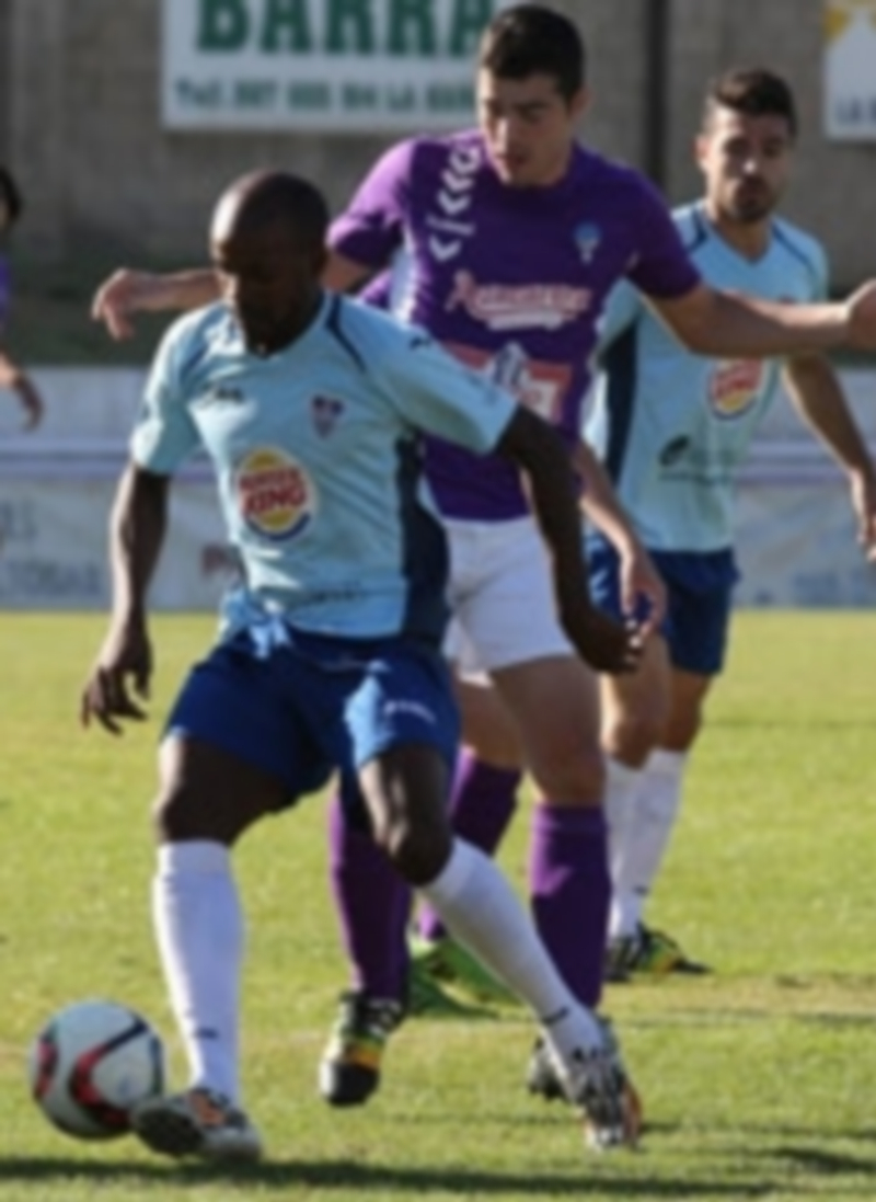 Ayrton controla el balón ante la oposición de un jugador bañezano en un momento del partido. / Diario de León