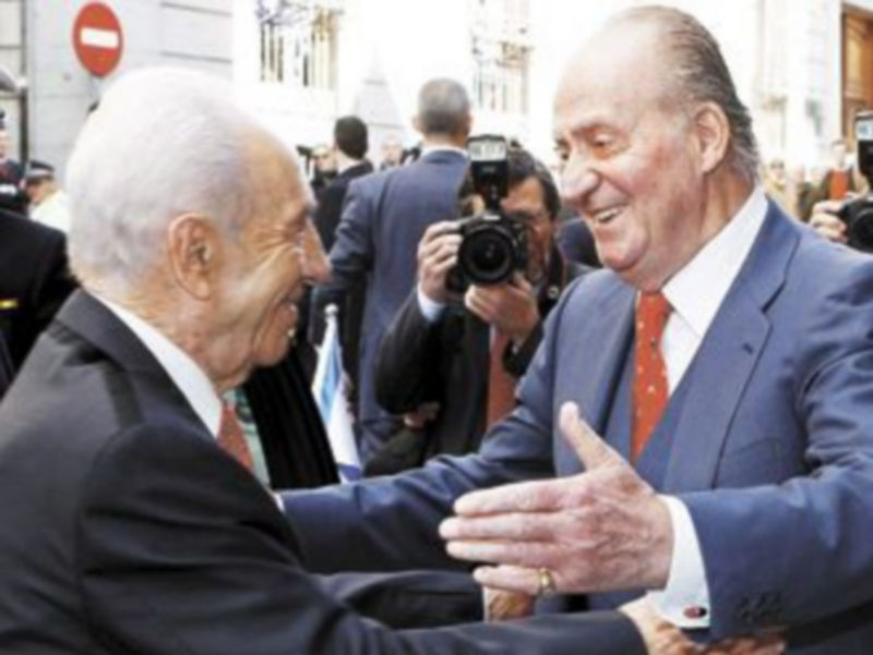 El Rey Don Juan Carlos recibe con un afectuoso abrazo a Simon Peres. / Efe.