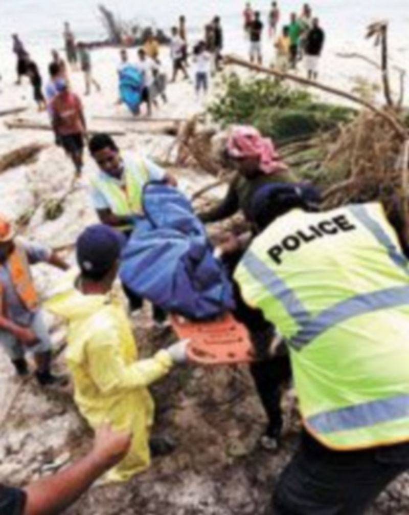 Los efectivos de los cuerpos de seguridad rescatan el cuerpo sin vida de un ciudadano. / REUTERS