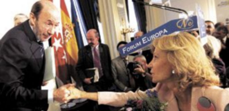 Alfredo Pérez Rubalcaba saluda a la titular de Economía