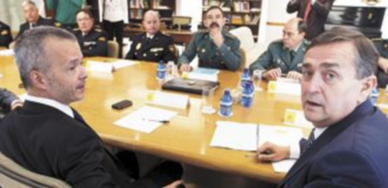 El ministro Antonio Camacho (i)