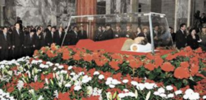 El cuerpo del dictador se colocó sobre una cama de flores blancas y rojas