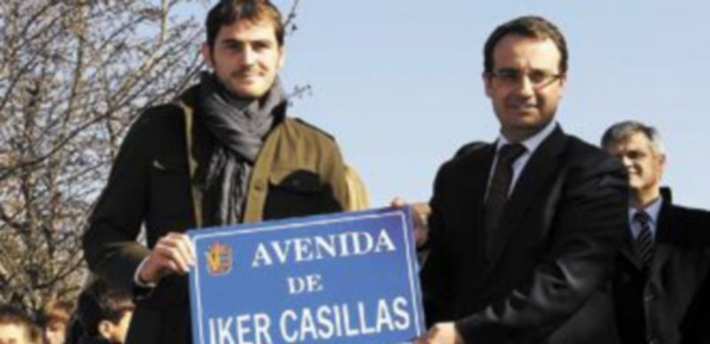 El meta blanco posa junto al alcalde de Móstoles