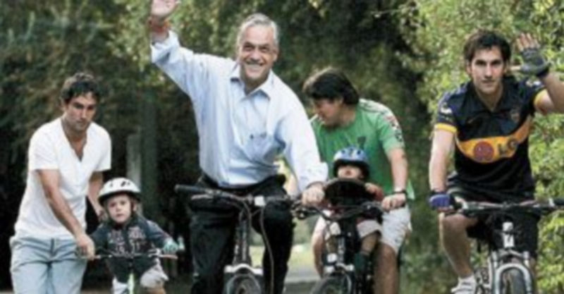 El conservador Sebastián Piñera pasea en bicicleta con sus hijos unas horas antes de depositar su voto. / EFE