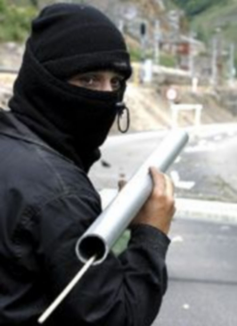 Los enfrentamientos entre mineros y Guardia Civil se recrudecen en Ciñera 1 Un minero