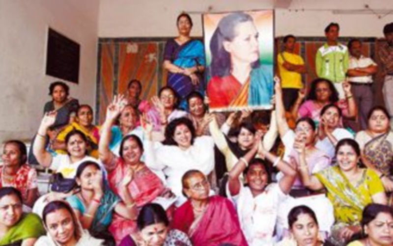 Congresistas de Madhaya celebran en el Día Internacional de la Mujer la presentación de una ley que busca un tercio de los asientos para ellas en el Parlamento. / EFE