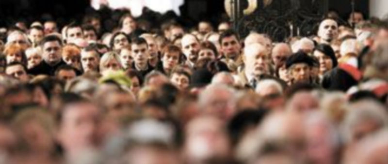 Ciudadanos polacos asisten emocionados a una misa en memoria de su presidente celebrada ayer en la ciudad de Gdansk. / Efe