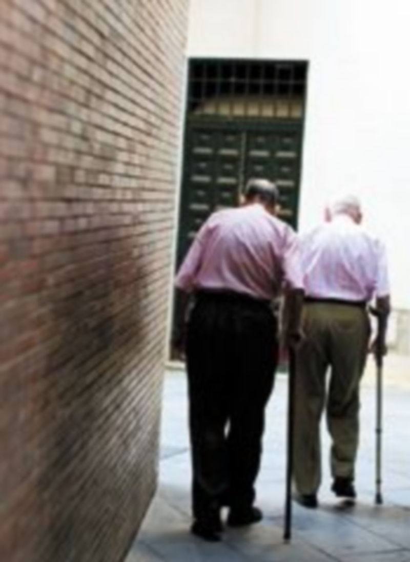 Dos pensionistas caminan por una calle de Sevilla. / Marcelo del Pozo (Reuters)