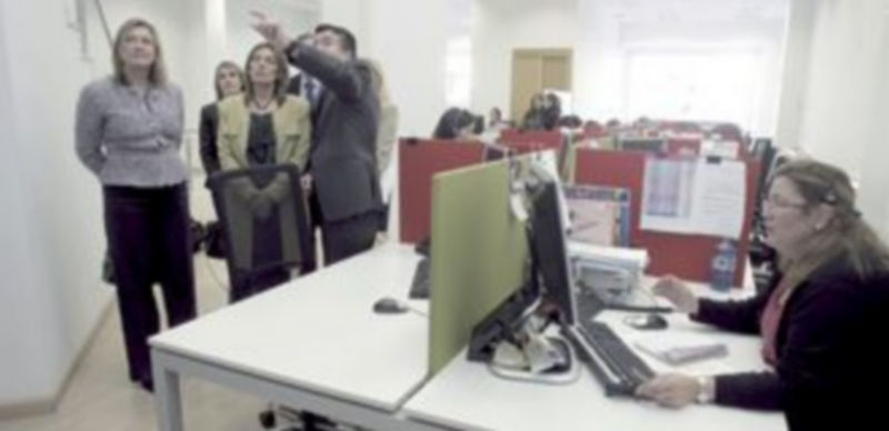 La consejeras de Hacienda y Familia. Pilar del Olmo (i) y Milagros Marcos (c)