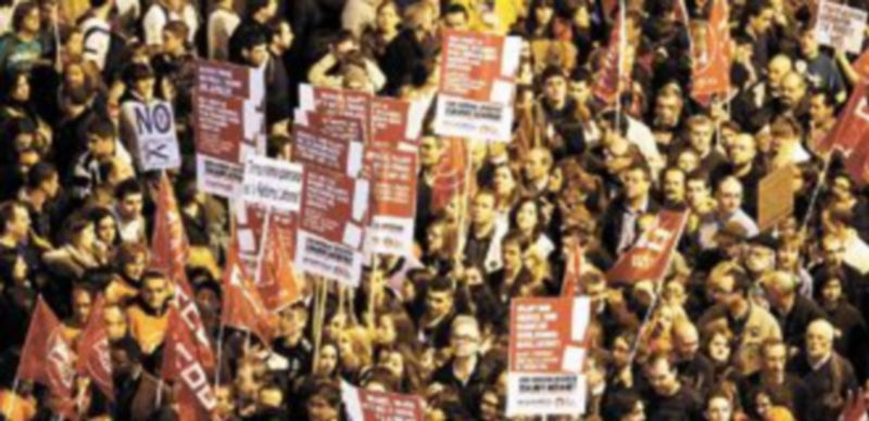 Cientos de miles de personas se congregaron en Madrid para exigir al Ejecutivo central que cambie de rumbo de manera inmediata. / Reuters