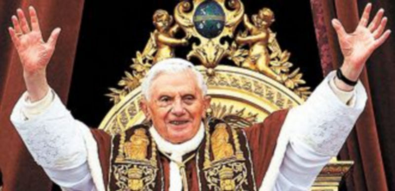 El Papa Benedicto XVI imparte su bendición ‘Urbi et orbi’. / AFP