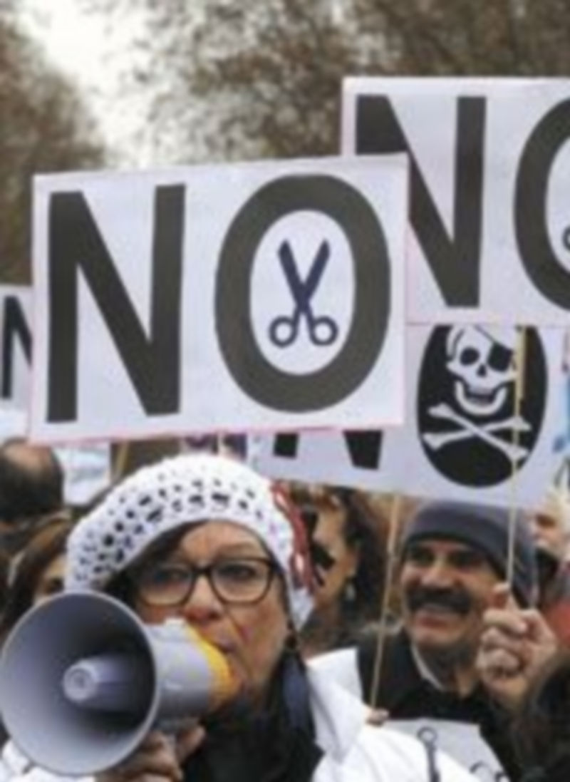 El personal sanitario madrileño vuelve a la calle después del parón navideño. / Afp