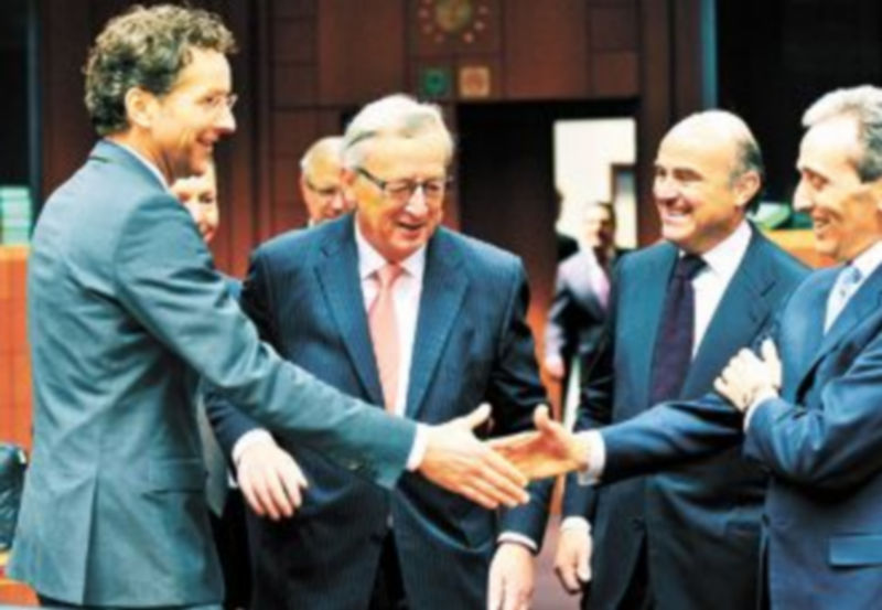 Jeroen Dijsselbloem (i) saluda y cambia impresiones en Bruselas con Jean-Claude Juncker