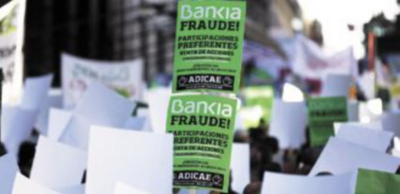 Un grupo de titulares de preferentes manifiestan su malestar