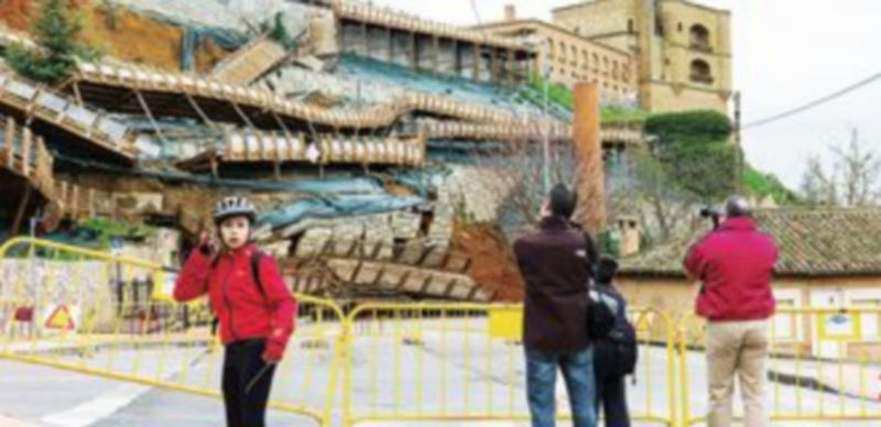 Una pasarela peatonal de madera situada en la zona central de Los Cuestos de la Mota se ha venido abajo. / Ical