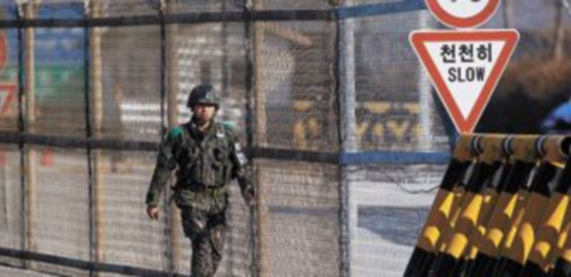 Un soldado surcoreano vigila la frontera con el país del Norte. / Reuters