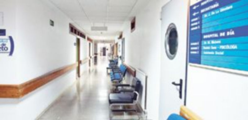 Los hospitales cierran más de mil camas en verano para reducir gastos 1 Una planta de un hospital de Burgos con una escasa actividad asistencial. / Patricia González