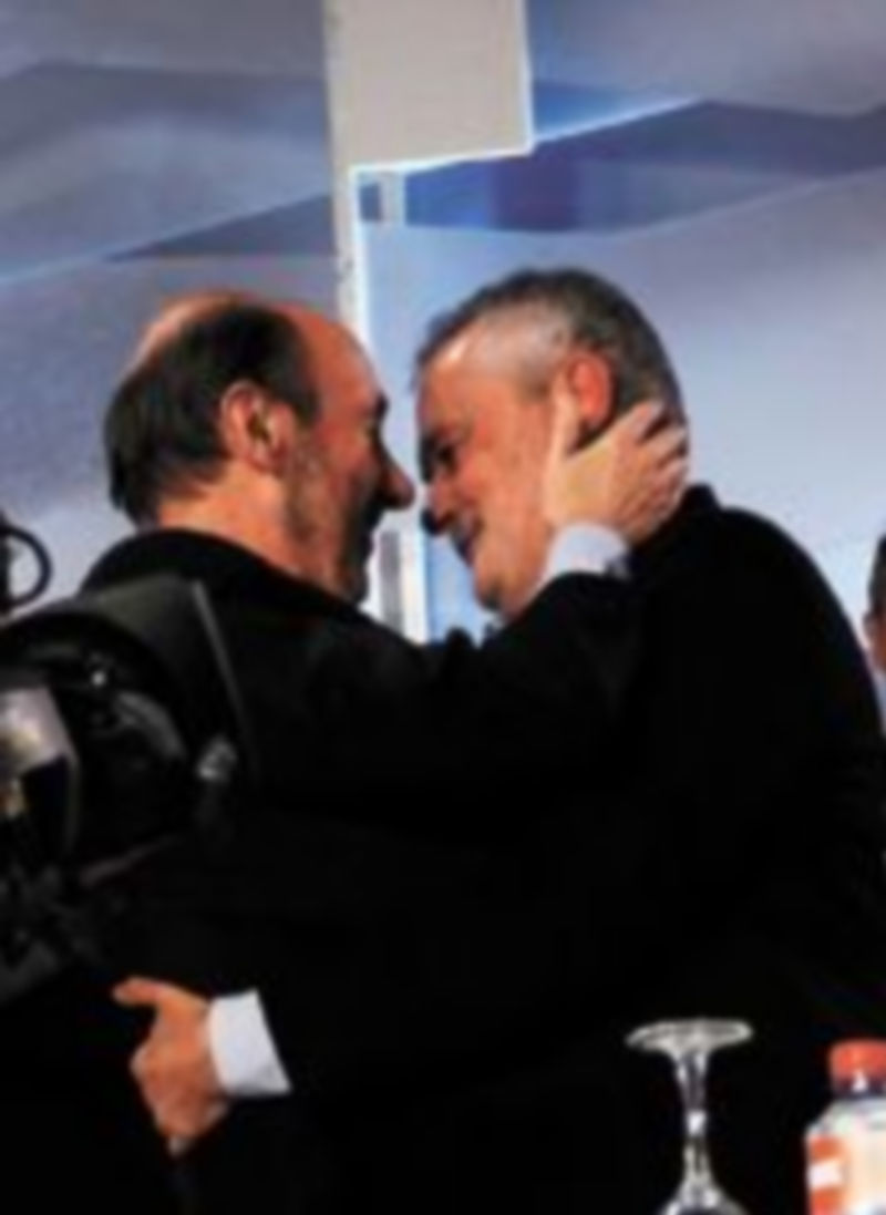 Los dos exministros se felicitan tras el Congreso de Sevilla de 2012. / Reuters