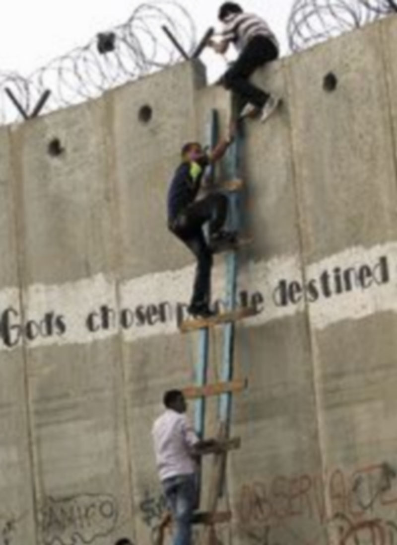 Un grupo de palestinos salta un muro que les separa de Jerusalén. / Reuters